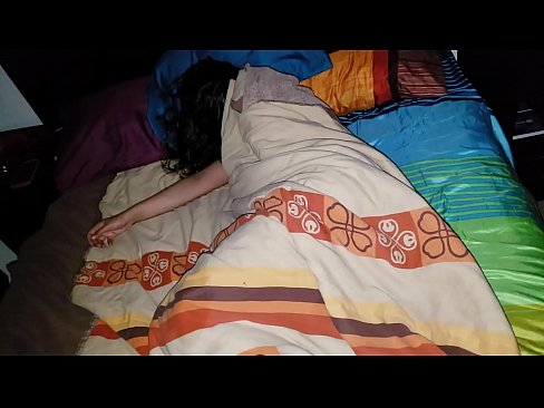 ❤️ Nevlastný syn nadáva svojej mladej nevlastnej matke, zatiaľ čo ona spí. ️ Super sex na nás